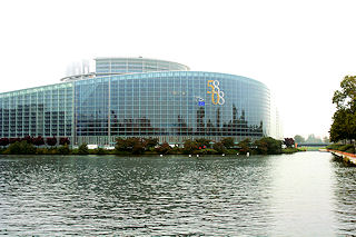 Europaparlament vom Hausboot aus