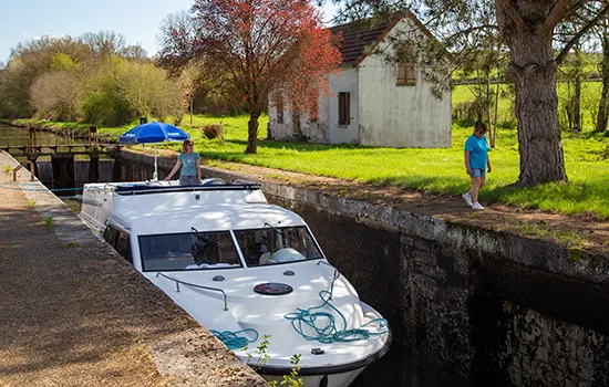 Typisch für eine Bootstour auf dem Canal du Nivernais: Schleusen!