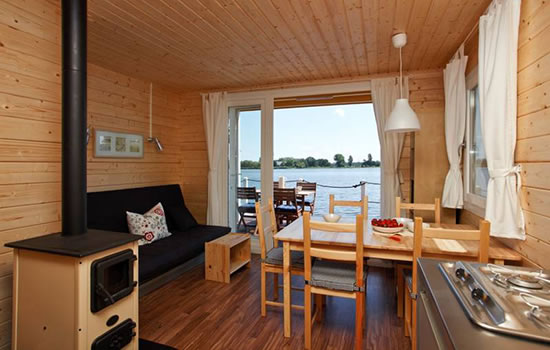Bungalowboot 'Bunbo' Wohnzimmer mit Esstisch und Küche
