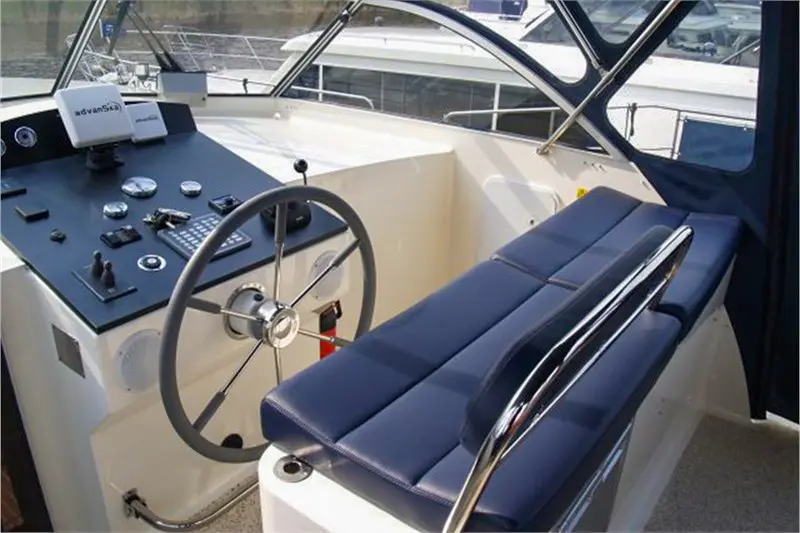 Motorboot 'Deluxe 42' - Steuerstand