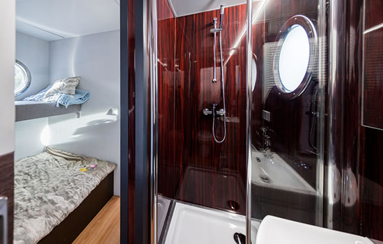 Bungalowboot 'Campi 300' - Badezimmer und Schlafkabine