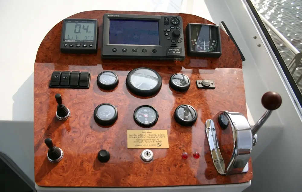 Motoryacht 'Hercules' - Instrumententafel