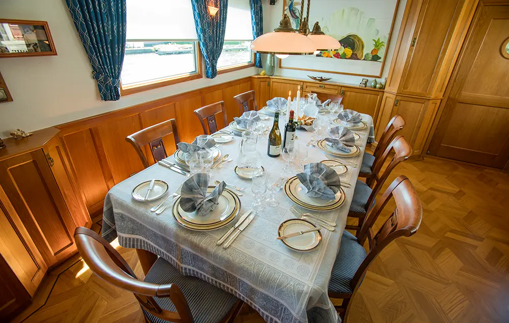 Hotelschiff La Nouvelle Etoile - gedeckter Tisch