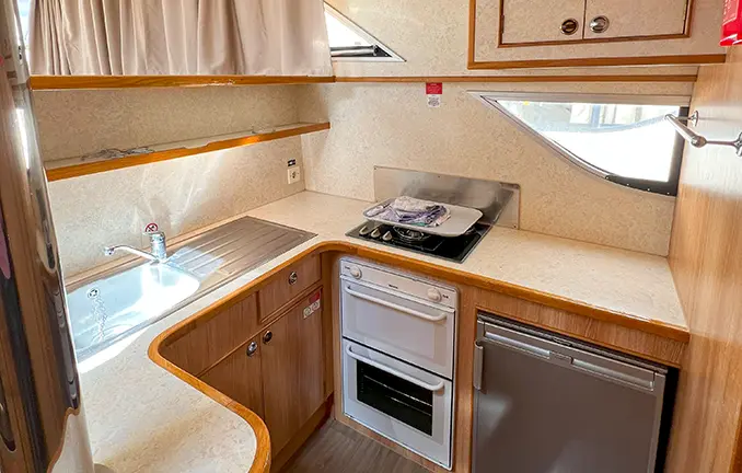 Hausboot Clipper 41 - Küche (2025) Hausboot Clipper 41 - Küche (2025)