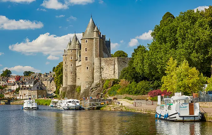 Hausboot Bretagne: mit dem Boot vor Schloss Josselin
