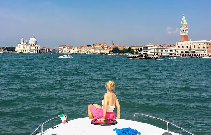 Hausboot fahren in der Lagune von Venedig