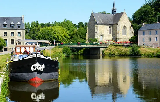 Hausboot chartern: Bootstouren in der Bretagne - hier Stopp in Rohan