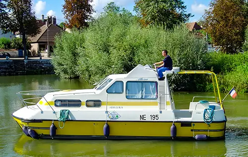 Hausboot 'Triton 860 Fly' - ein Charterboot mit 1 Kabinen Bootsmodell 'Triton 860 Fly'