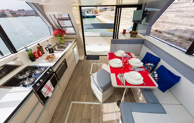 Hausboot 'Horizon 2' - Salon und Küche