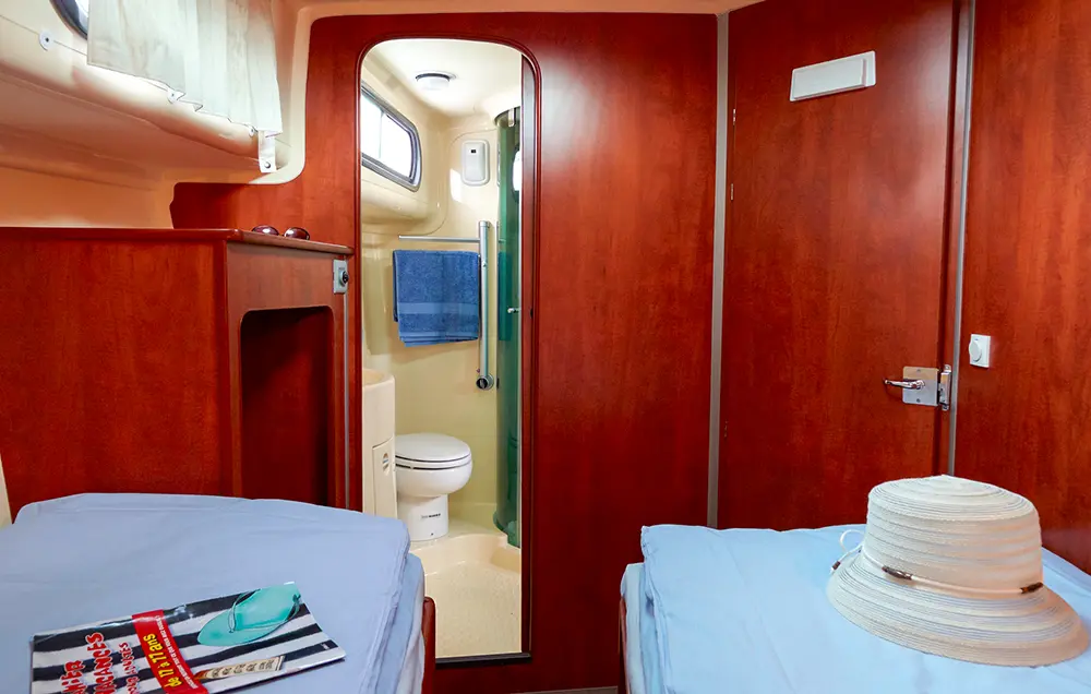 Hausboot 'Nicols Estivale Octo' - Kabine und Badezimmer