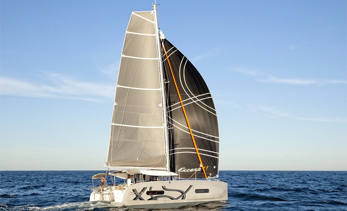 Katamaran Excess 11 mit gesetzten Segeln ohne Skipper