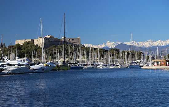 Segeln an der Cote d'Azur - Marina in Antibes mit alter Burg und den Alpes Maritime