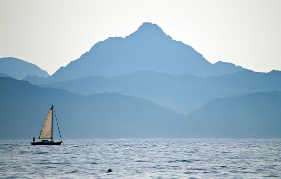 Korsika - Segeltörn vor malerischer Küste