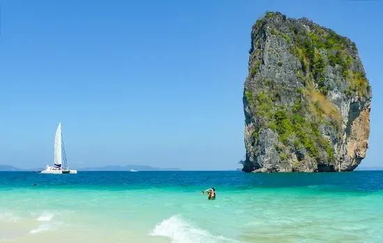 Segeln in Thailand - Katamaran vor 'James Bond Rock'