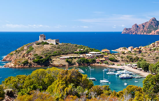 traumhafte Bucht mit Segelyachten vor Korsika